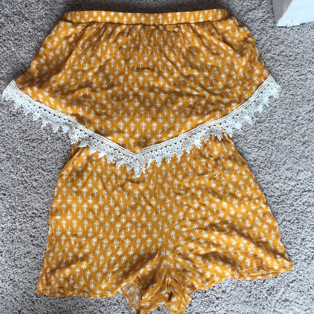 NWOT, off the shoulder romper with POCKETS!!